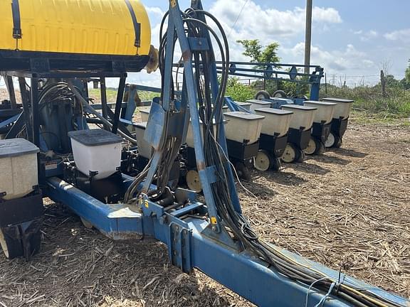 Image of Kinze 2600 equipment image 4