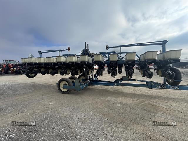 Image of Kinze 2600 equipment image 4