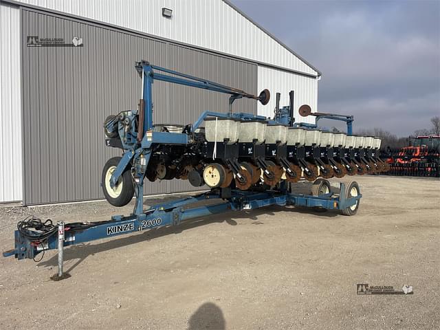 Image of Kinze 2600 equipment image 2