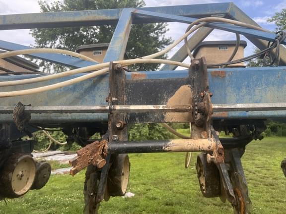 Image of Kinze 2600 equipment image 3