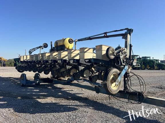 Image of Kinze 2600 equipment image 3