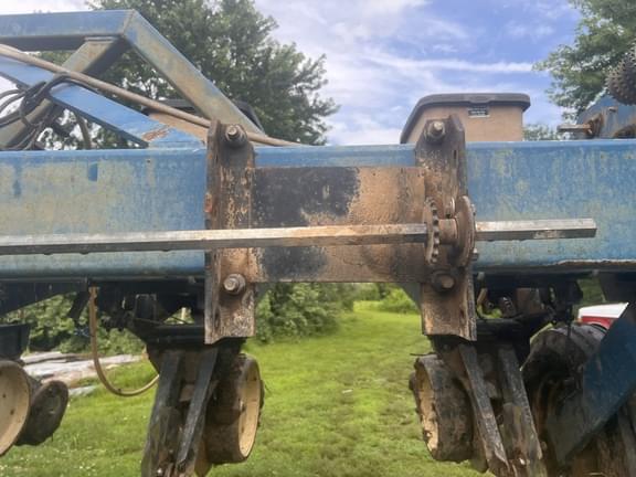 Image of Kinze 2600 equipment image 2