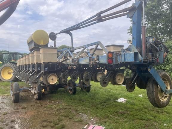 Image of Kinze 2600 equipment image 1