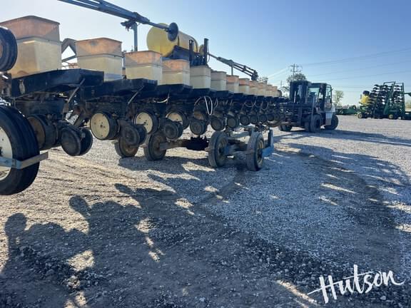 Image of Kinze 2600 equipment image 2