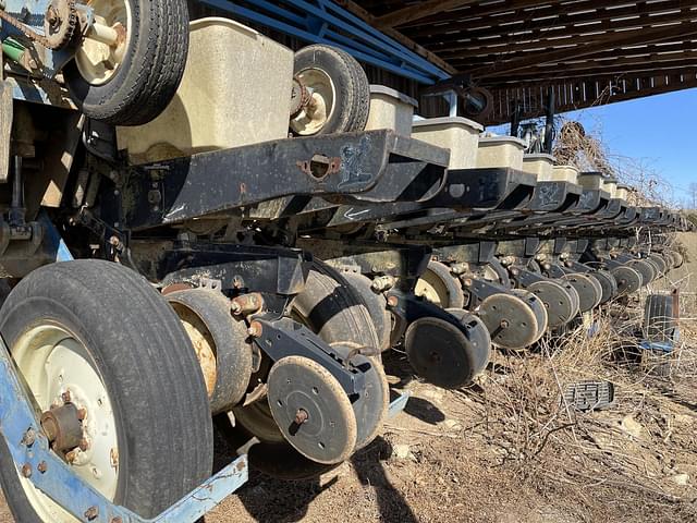 Image of Kinze 2600 equipment image 3