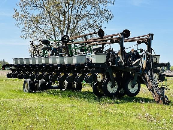 Image of Kinze 2700 Primary image