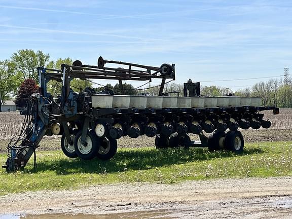 Image of Kinze 2700 equipment image 1