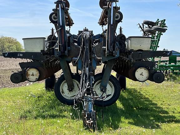 Image of Kinze 2700 equipment image 2