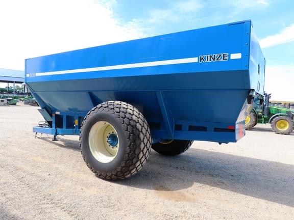 Image of Kinze 840 equipment image 4