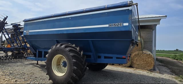 Image of Kinze 840 equipment image 2