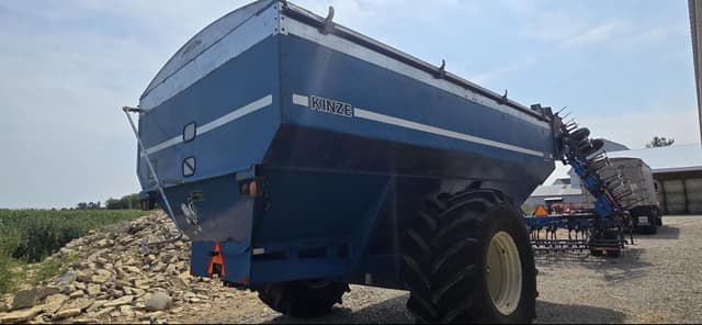 Image of Kinze 840 equipment image 3