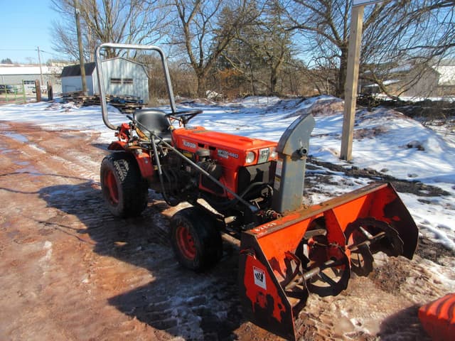 Image of Kubota B7100 equipment image 4