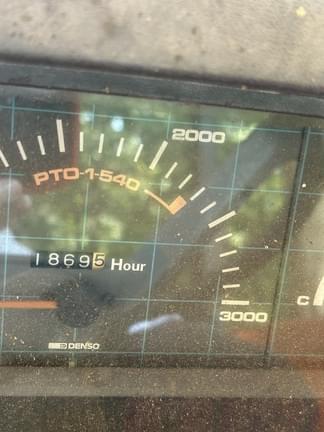 Image of Kubota M5400 equipment image 4