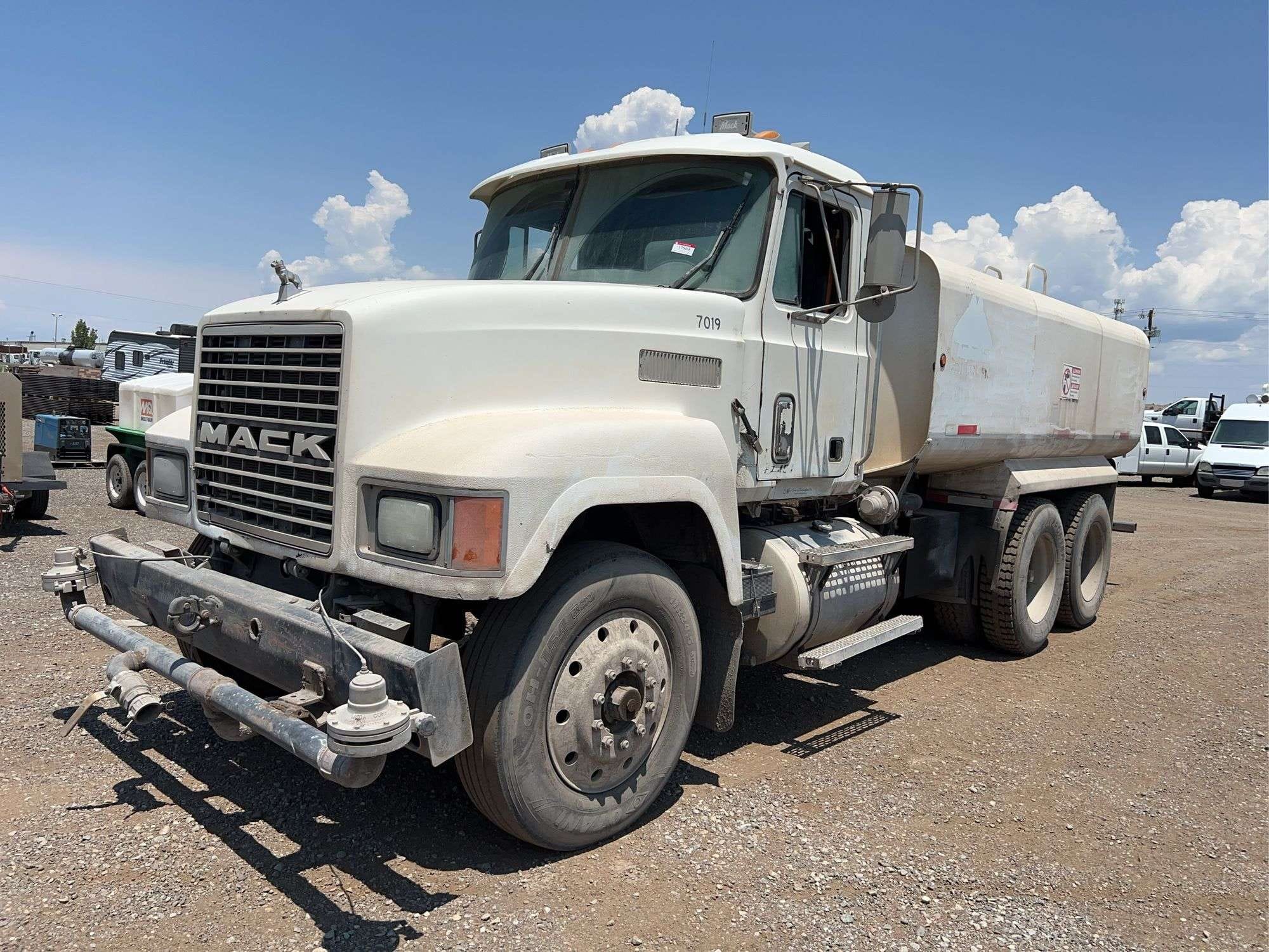 1996 Mack CH613 Equipment Image0