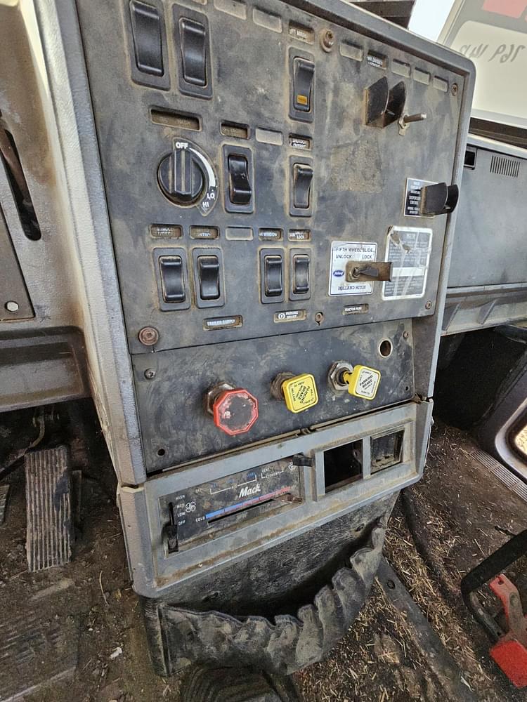 Main image Mack CL713 56