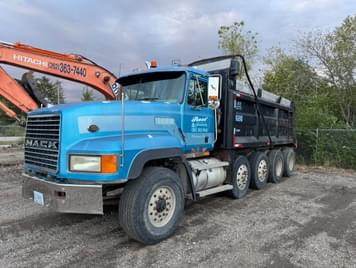 Main image Mack CL713