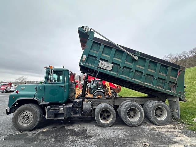 Image of Mack DM690S equipment image 4