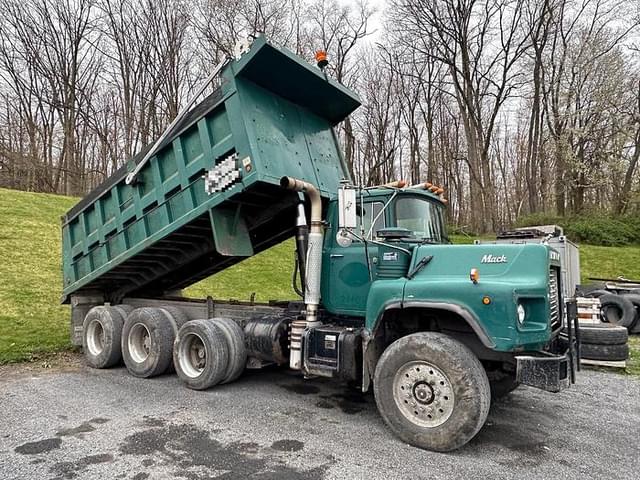 Image of Mack DM690S equipment image 1