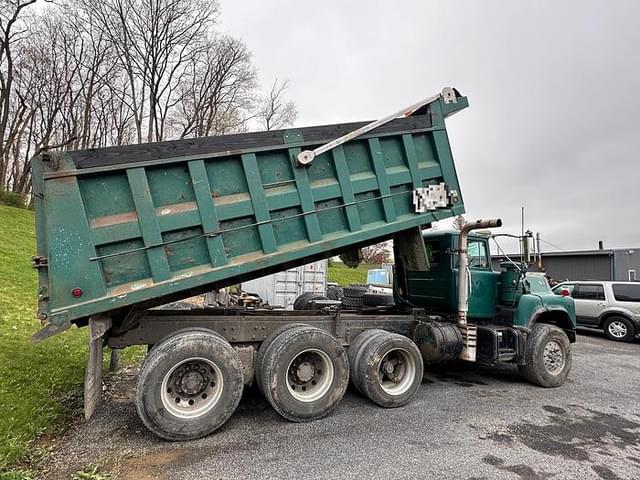 Image of Mack DM690S equipment image 3