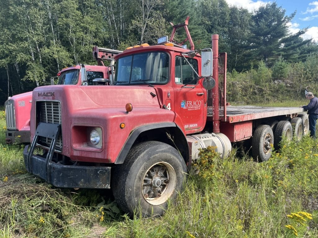 1996 Mack RB688S Equipment Image0