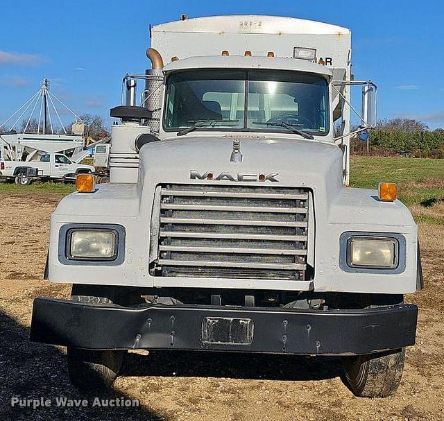 Image of Mack RD688S equipment image 2