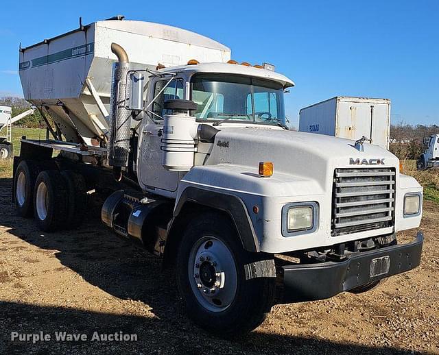 Image of Mack RD688S equipment image 3