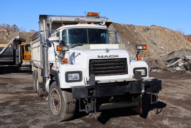 Image of Mack RD690S equipment image 2