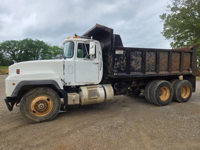 Image of Mack RD690S equipment image 3