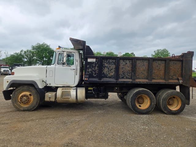 Image of Mack RD690S equipment image 4