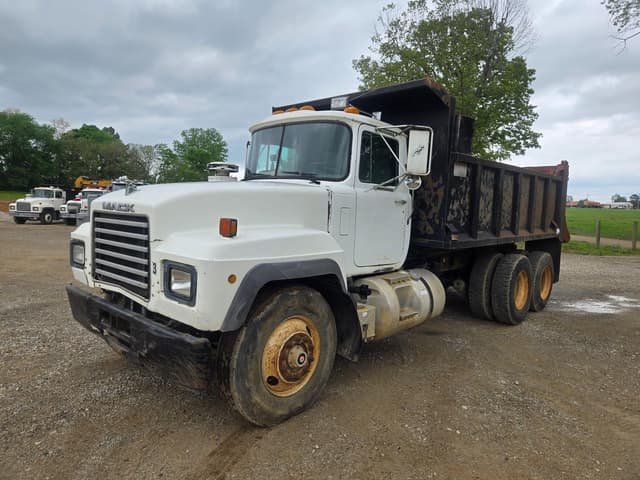 Image of Mack RD690S equipment image 1