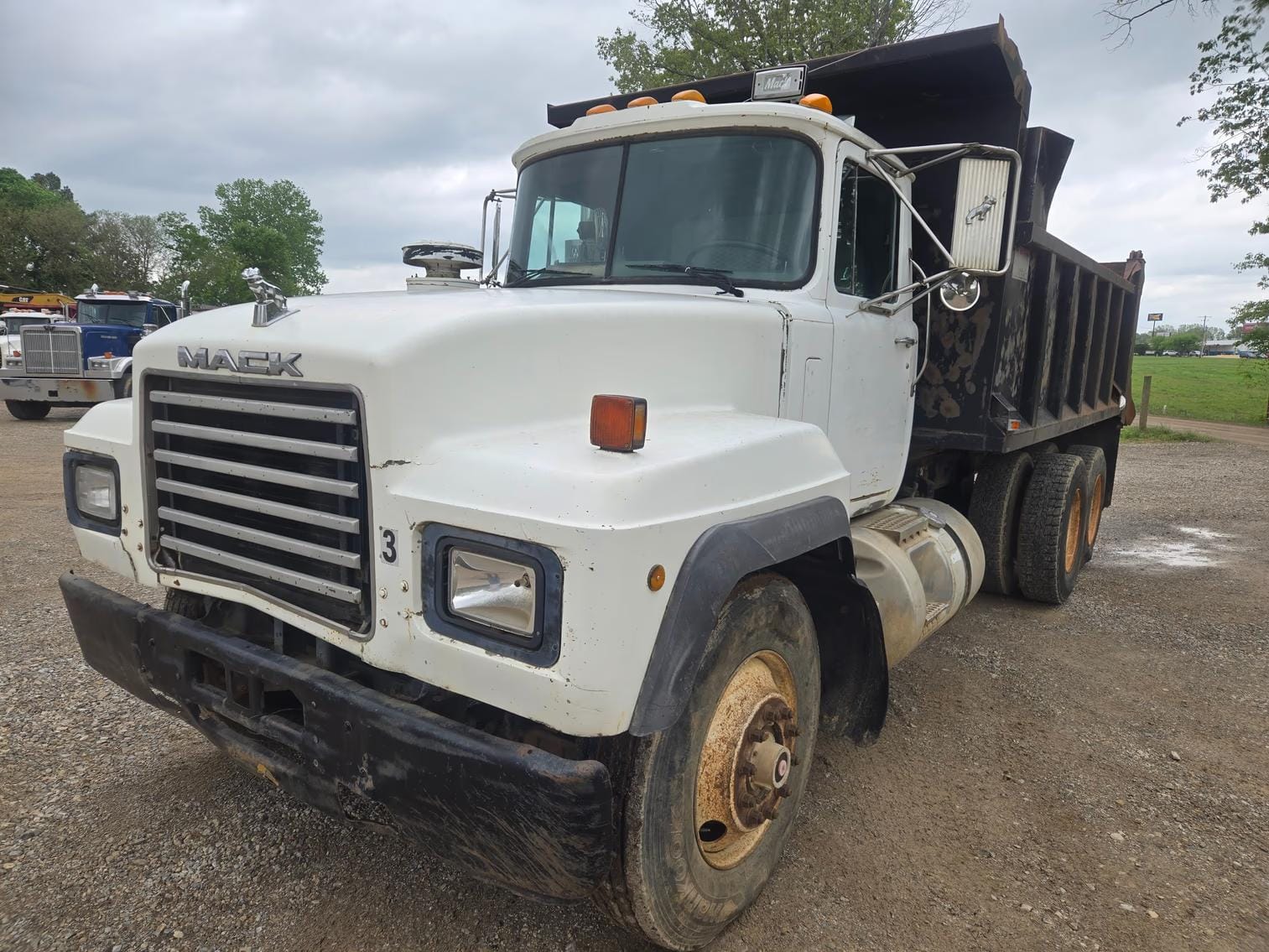 1996 Mack RD690S Equipment Image0