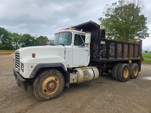 Image of Mack RD690S equipment image 2