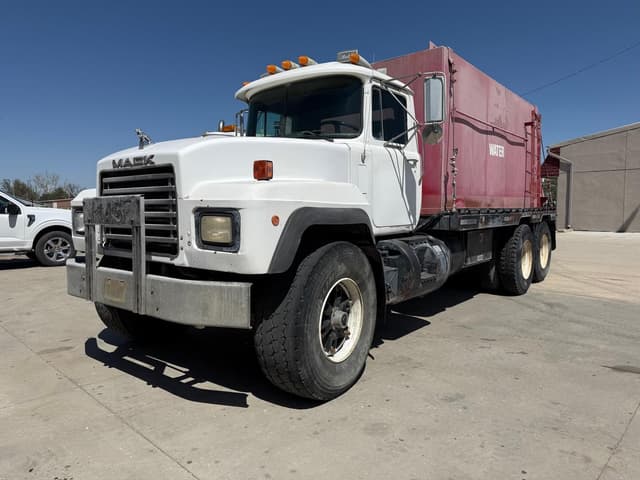 Image of Mack RD690S equipment image 3
