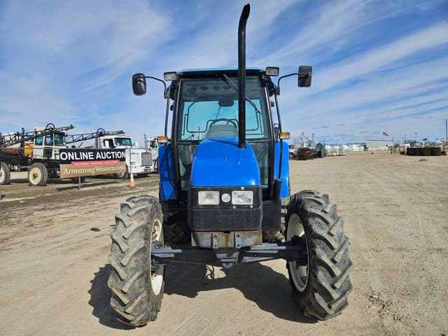 Image of New Holland 4835 equipment image 2