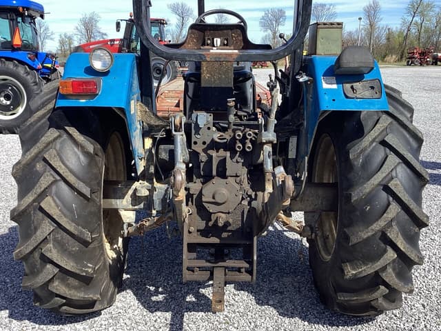 Image of New Holland 5635 equipment image 2
