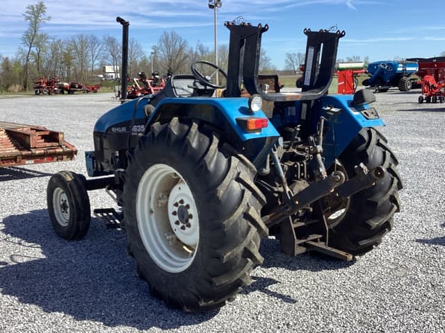 Image of New Holland 5635 equipment image 3