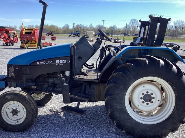 Image of New Holland 5635 equipment image 4