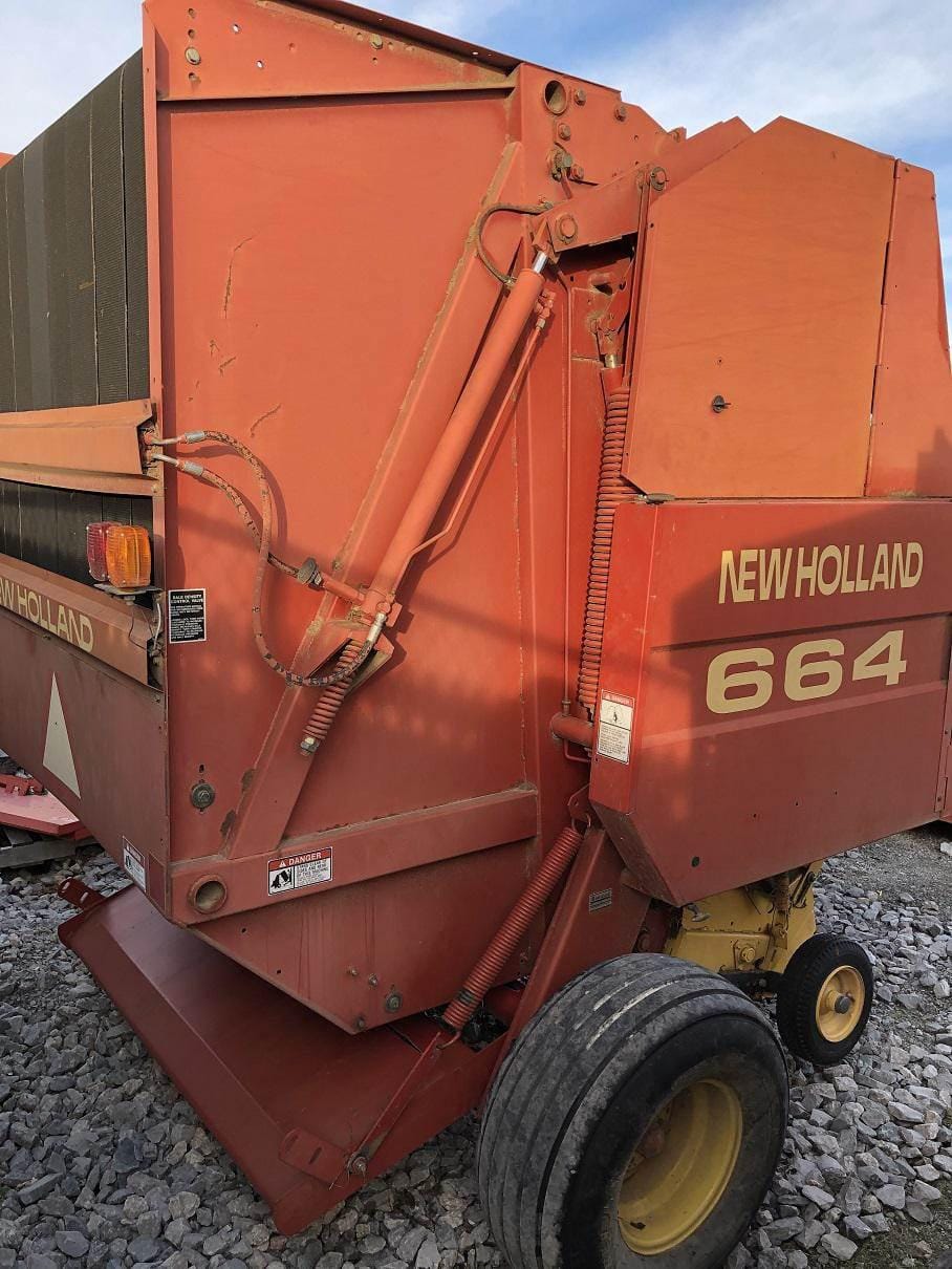 1996 New Holland 664 Equipment Image0