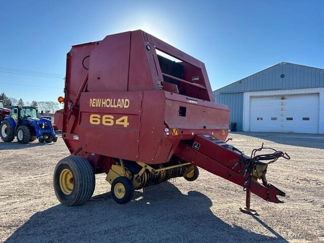 Image of New Holland 664 equipment image 3