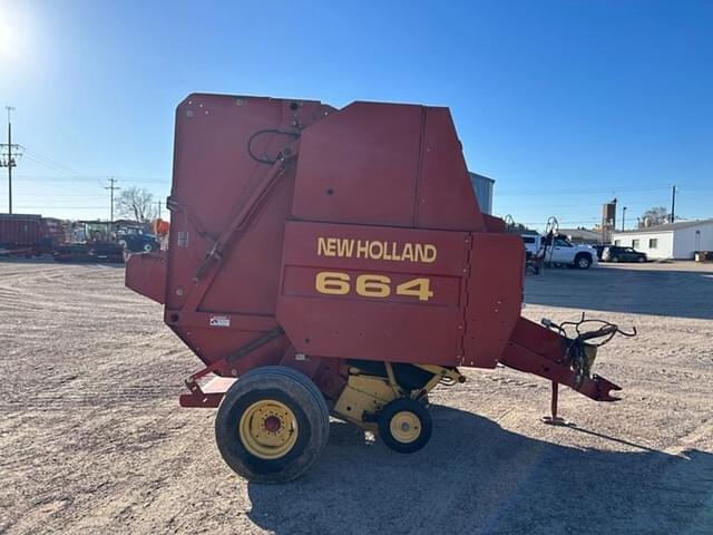 Image of New Holland 664 equipment image 4