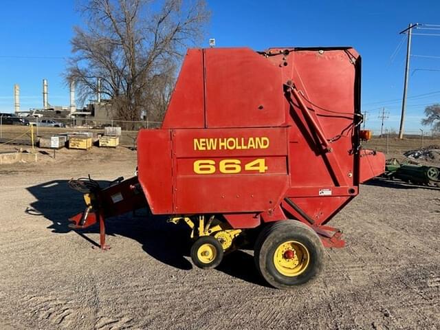 Image of New Holland 664 equipment image 2