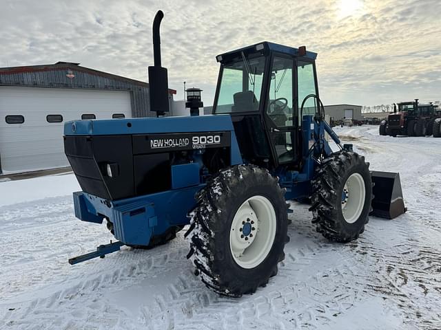 Image of New Holland 9030 equipment image 4