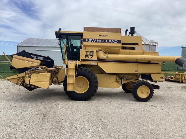Image of New Holland TR87 equipment image 1