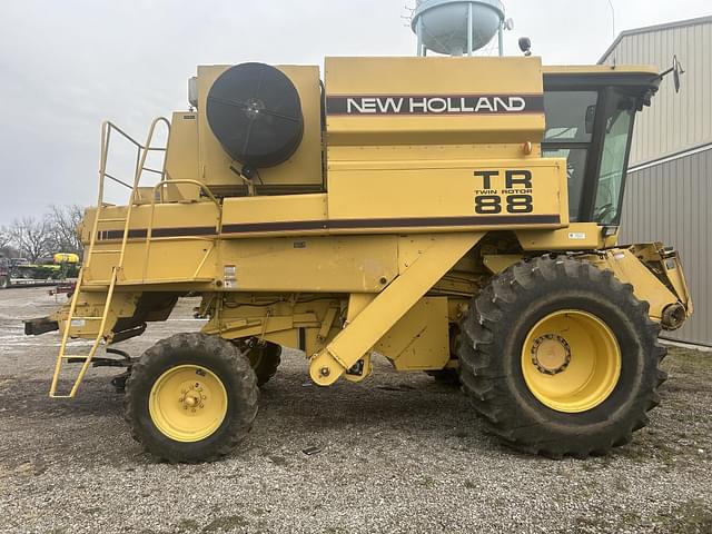 Image of New Holland TR88 equipment image 4