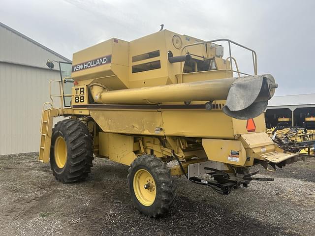 Image of New Holland TR88 equipment image 2