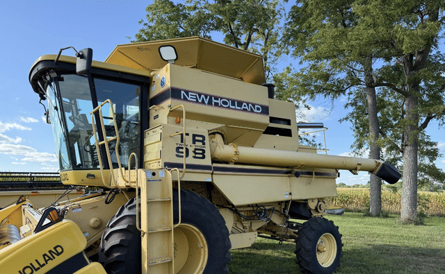 Image of New Holland TR98 equipment image 1