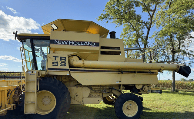 Image of New Holland TR98 equipment image 2