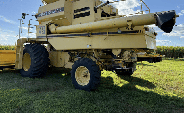 Image of New Holland TR98 equipment image 3