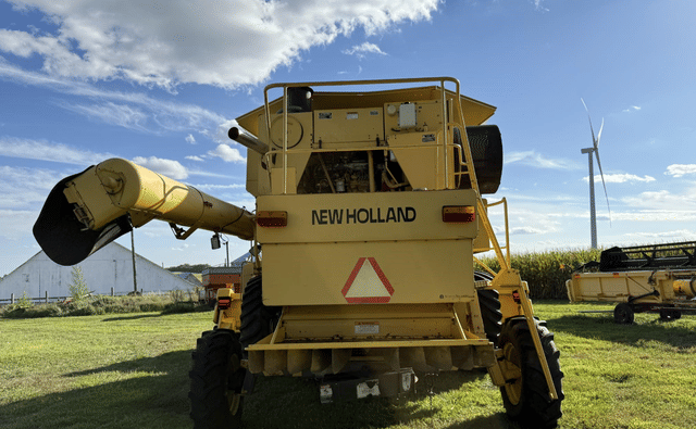 Image of New Holland TR98 equipment image 4