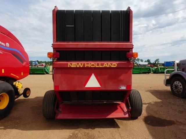 Image of New Holland 664 equipment image 4